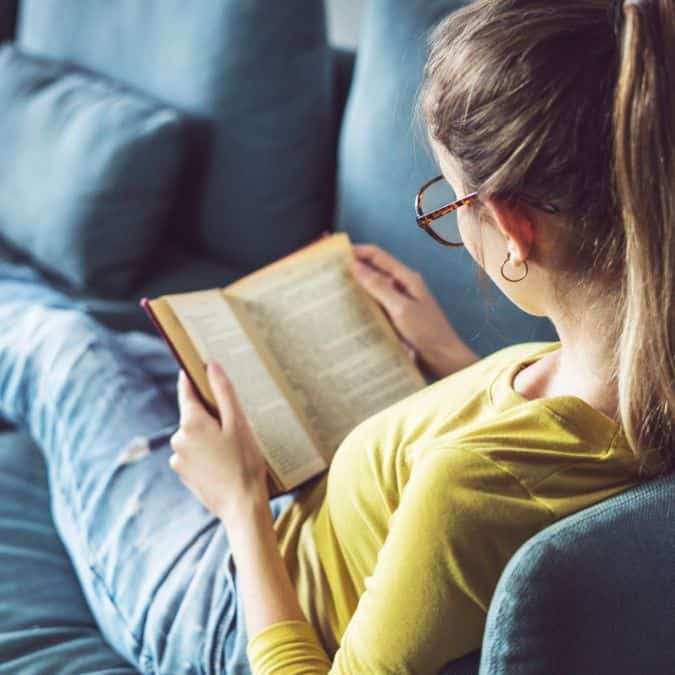 manfaat membaca novel komedi
